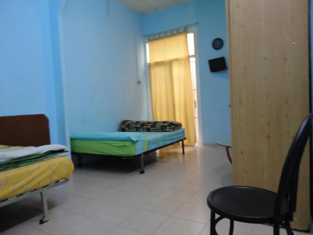 Camera tripla con bagno in comune — Central Station Hostel Barcelona