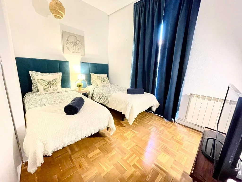 Double Room with Shared Bathroom - 2 Beds — Centric Rooms Madera Gran Via