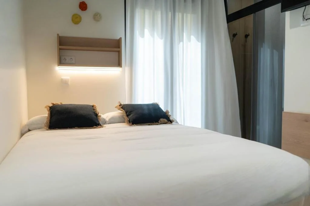 Camera doppia Deluxe con balcone — Ceramic Rooms Boutique Hostel