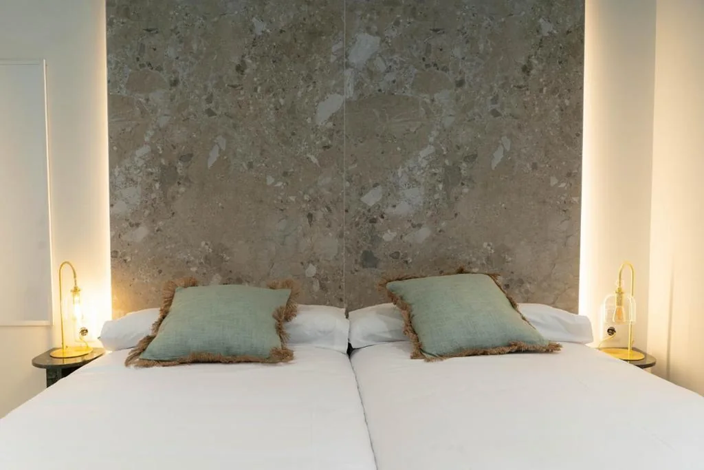 Camera doppia Deluxe con balcone — Ceramic Rooms Boutique Hostel