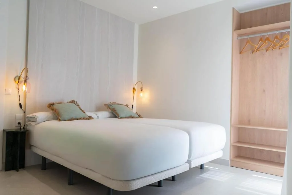 Camera doppia Deluxe Superior - 1 o 2 letti — Ceramic Rooms Boutique Hostel