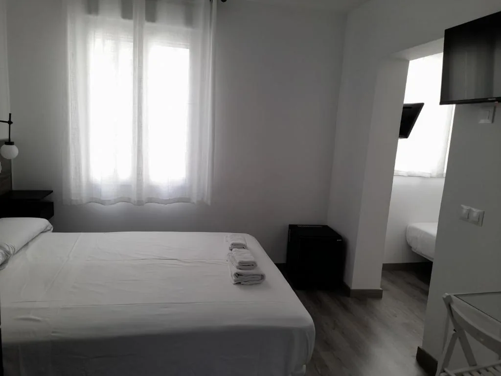 Camera Tripla con bagno privato — CH Bueno