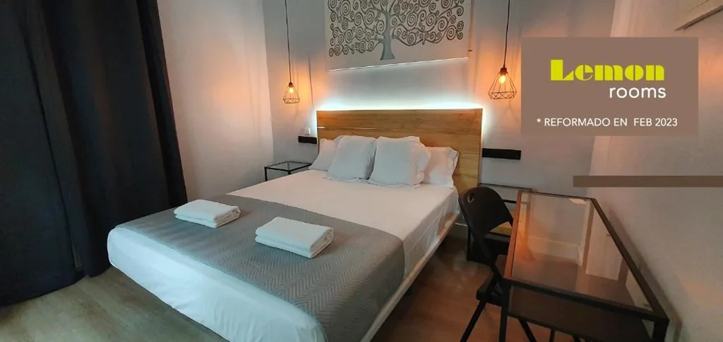 Habitación con cama grande — CH Lemon Rooms by HEBEROOMS