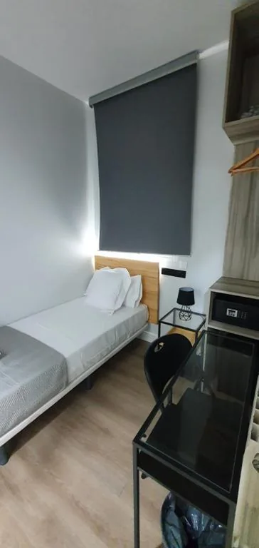 Habitación Individual con baño privado — CH Lemon Rooms by HEBEROOMS