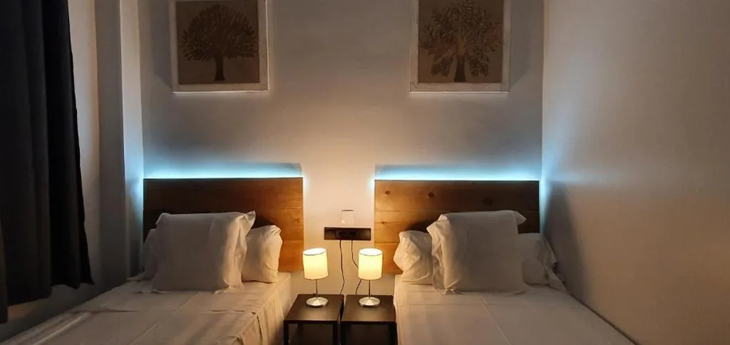 Doppelzimmer mit eigenem Bad – 2 Betten — CH Otello Rooms by HEBEROOMS