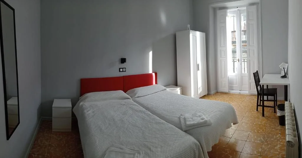 Doppelzimmer mit Gemeinschaftsbad und 2 Einzelbetten — CH Yolanda