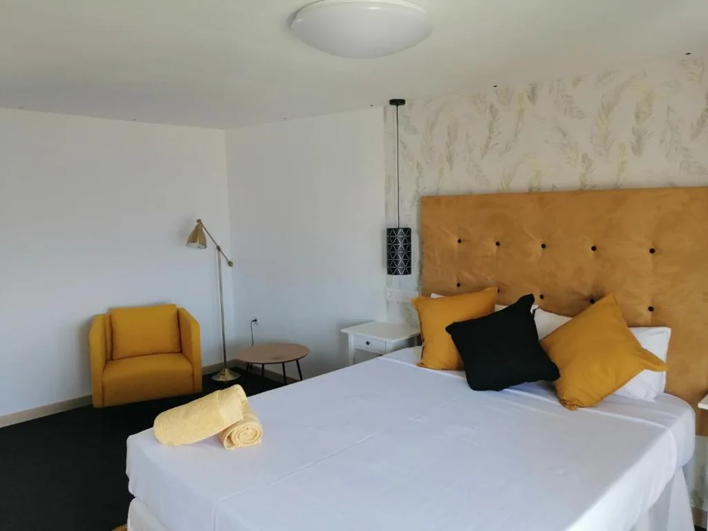 Doppelzimmer mit eigenem Bad — Chabela's water wall