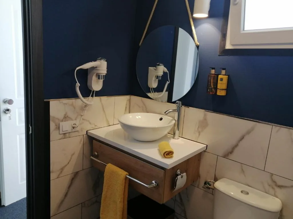 Doppelzimmer mit eigenem Bad — Chabela's water wall