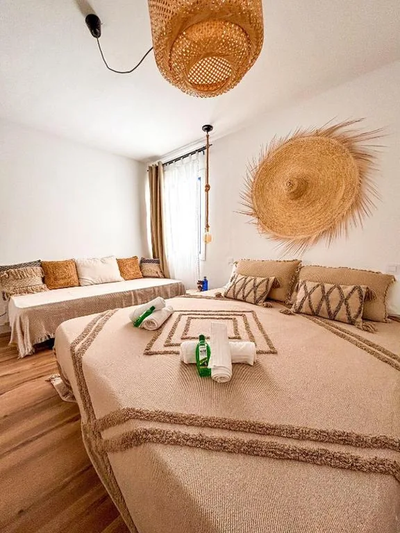Habitación Doble con baño compartido - 1 o 2 camas — Chakra House Fuerteventura - Private Rooms in a Shared Boutique Guesthouse