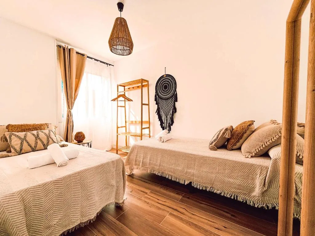 Habitación Doble con baño compartido - 2 camas — Chakra House Fuerteventura - Private Rooms in a Shared Boutique Guesthouse