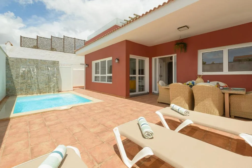 Villa com 2 quartos — Chalé con piscina junto a la playa