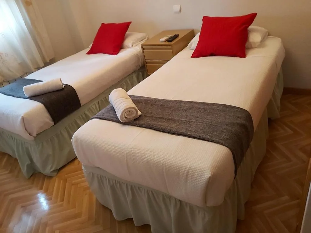 Habitación Doble con aseo compartido - 2 camas — Chalet Avila Rooms