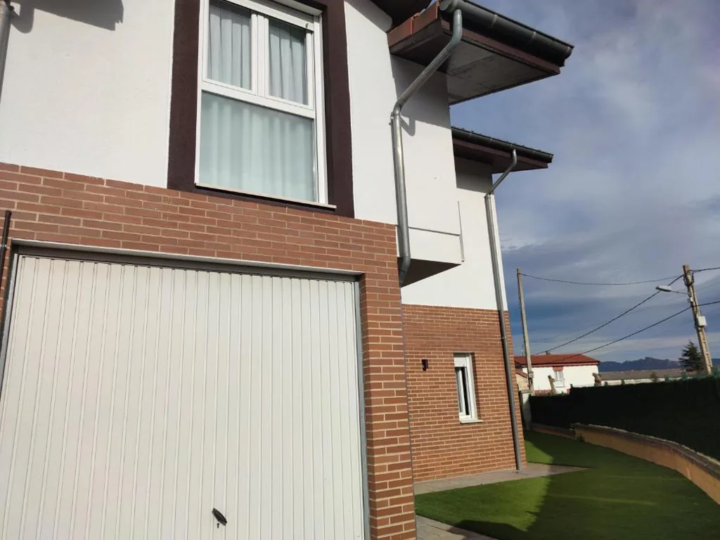 Casa indipendente con 3 camere da letto — Chalet con amplio jardín