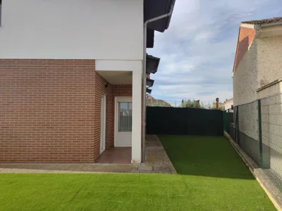 Chalet con amplio jardín — foto 11