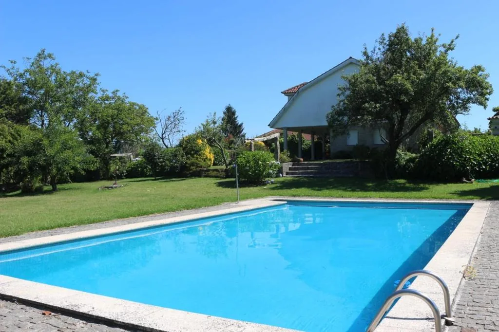 Haus mit 6 Schlafzimmern — Chalet con piscina