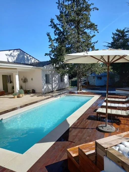ベッドルーム3室のヴィラ — Chalet familiar con piscina