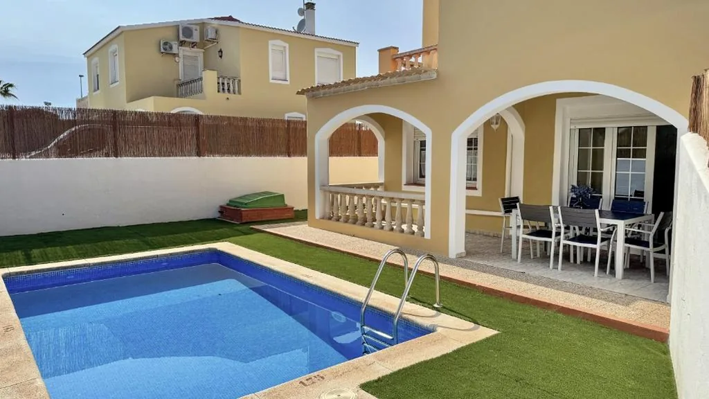 Villa avec piscine privée — Chalet Villafranca Menorca con piscina privada
