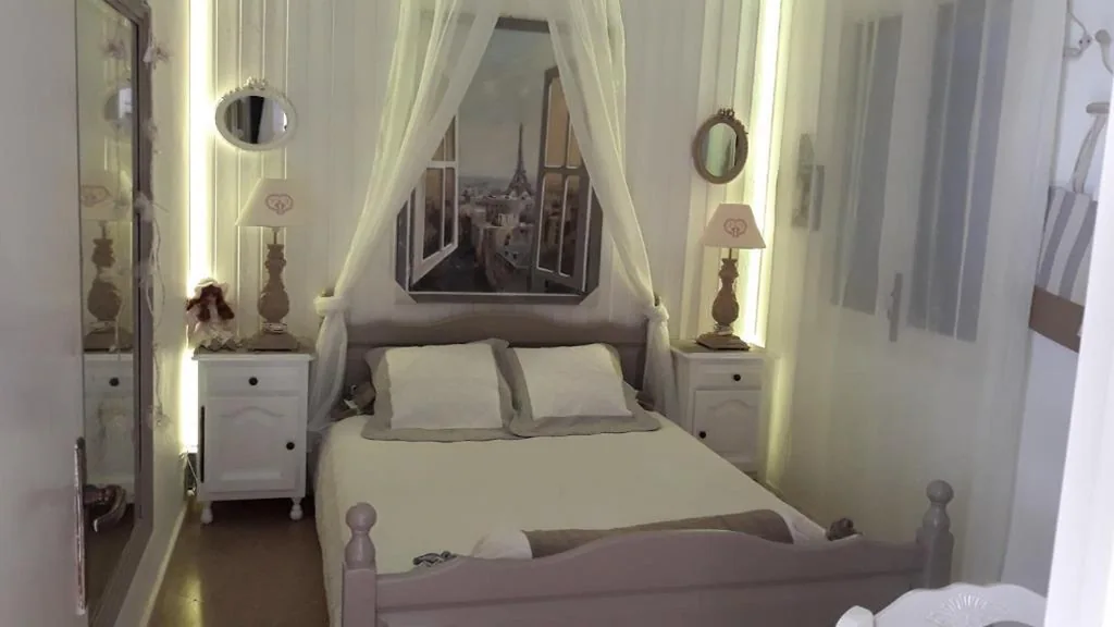 CHAMBRES D'HÔTES CHEZ CATHERINE A REUS chambre de Paris avec salle de bains privée