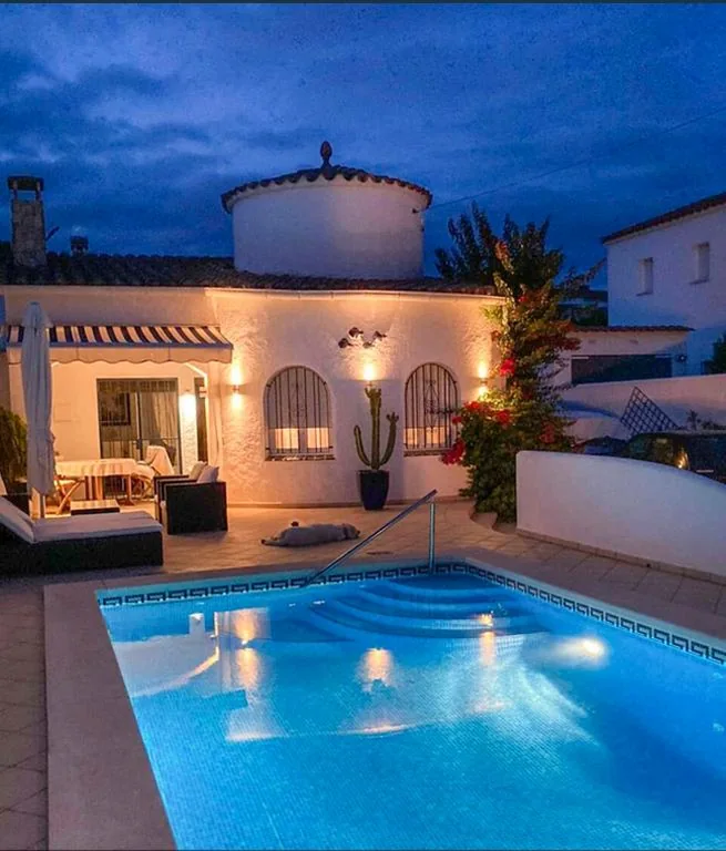 Villa met privézwembad — Charmante villa avec piscine dans les canaux