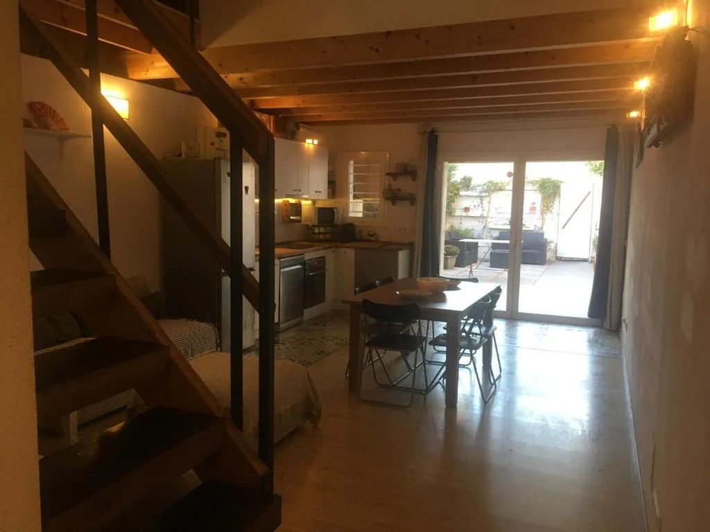 Three-Bedroom House — Charming house next to the sea and Barcelona for 6