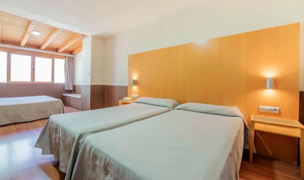 Vierbettzimmer (2 Erwachsene + 2 Kinder) — Checkin Camino de Granada