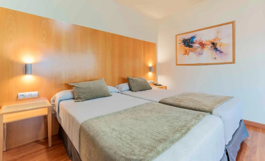 Doppelzimmer – 1 oder 2 Betten — Checkin Camino de Granada