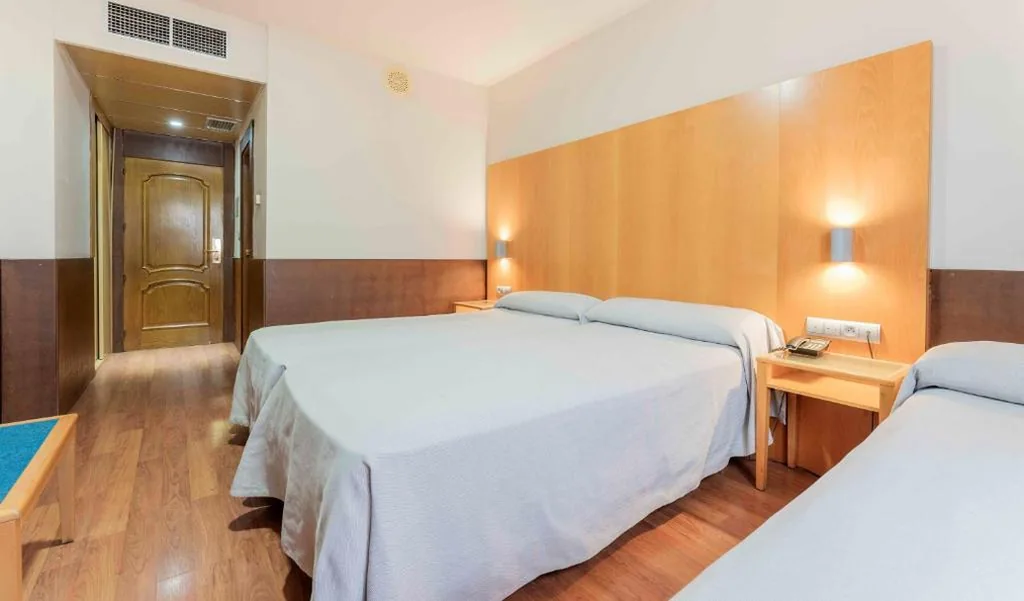 Dreibettzimmer — Checkin Camino de Granada