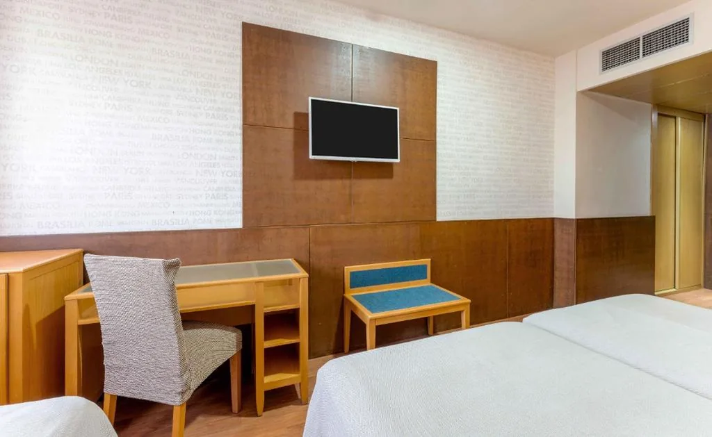 Dreibettzimmer (2 Erwachsene + 1 Kind) — Checkin Camino de Granada