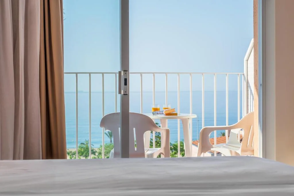 Quarto duplo para uso individual com vista para o mar — Checkin Catalonia