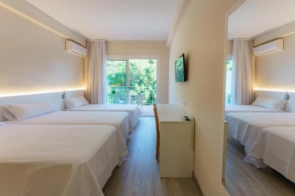 Quarto Triplo (2 adultos + 1 criança) — Checkin Catalonia