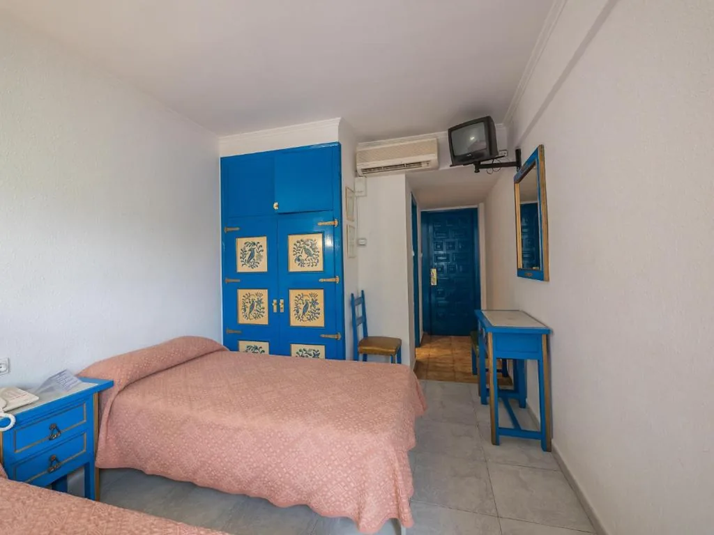 Chambre Double Standard (2 adultes + 1 enfant) — Checkin Garbí