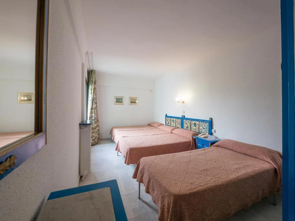 Chambre Triple Standard — Checkin Garbí