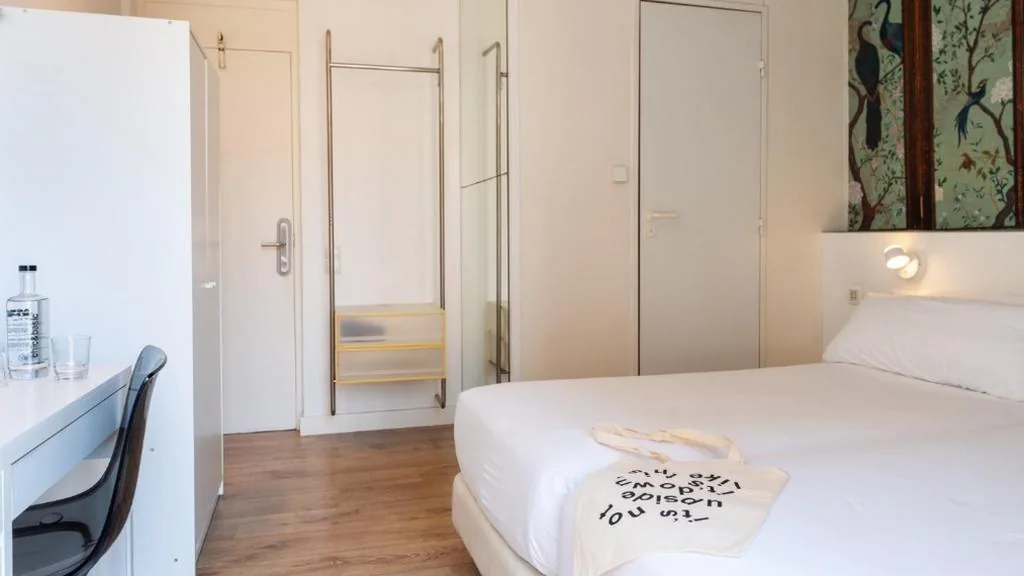 Habitación Doble con balcón — chic&basic Tallers Hostal