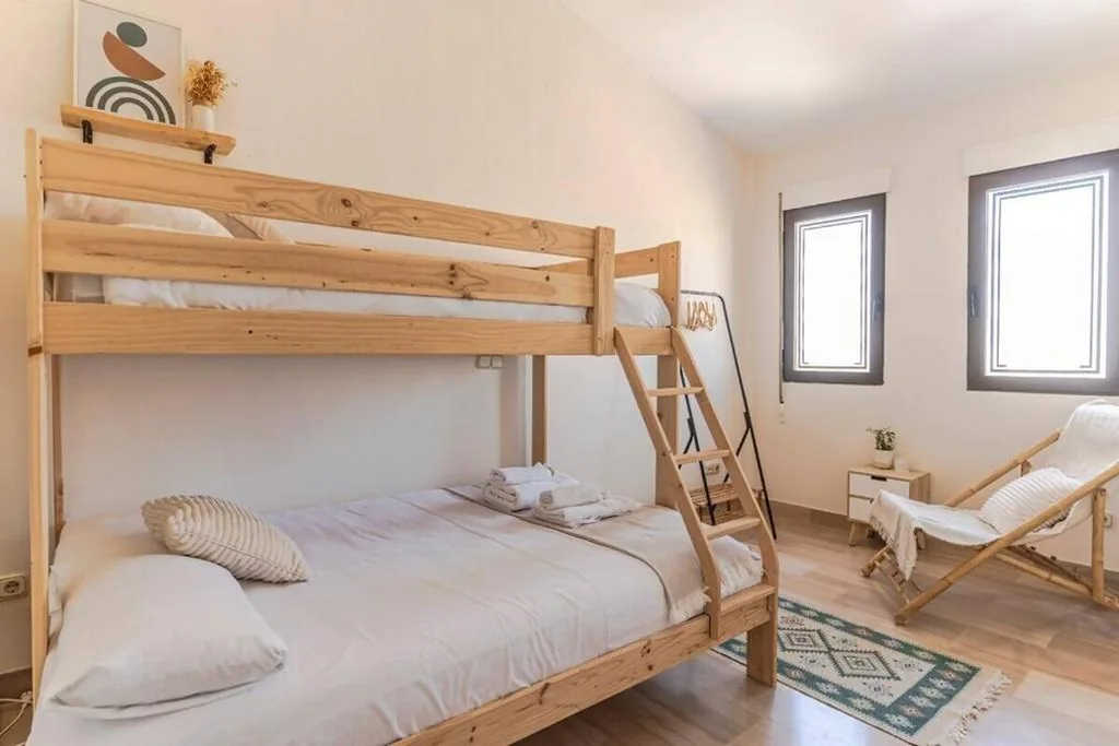 Einfaches Dreibettzimmer mit Gemeinschaftsbad — ChillOut 33 Rooms