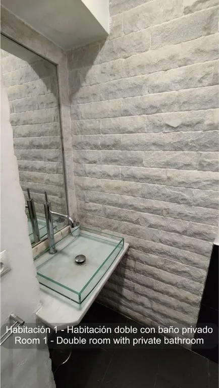 専用バスルーム付きダブルルーム — Chueca Rooms Madrid