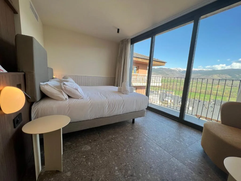 Habitación Doble Deluxe con vistas a la montaña - 1 o 2 camas — CIM HOTEL BOUTIQUE