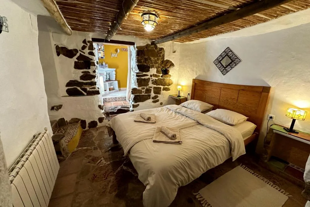 Camera doppia con bagno — Cinco Lunas VEGETARIAN Retreat Oasis