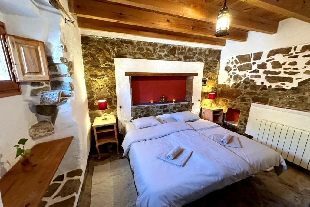 Camera doppia con bagno in comune - 1 o 2 letti — Cinco Lunas VEGETARIAN Retreat Oasis