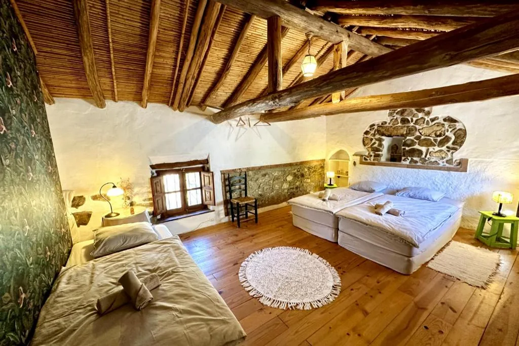 Camera familiare con bagno in comune — Cinco Lunas VEGETARIAN Retreat Oasis