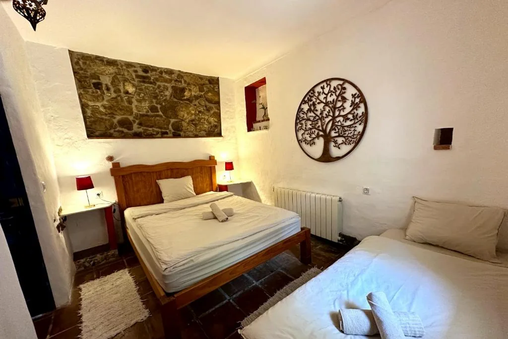 Camera tripla con bagno in comune — Cinco Lunas VEGETARIAN Retreat Oasis
