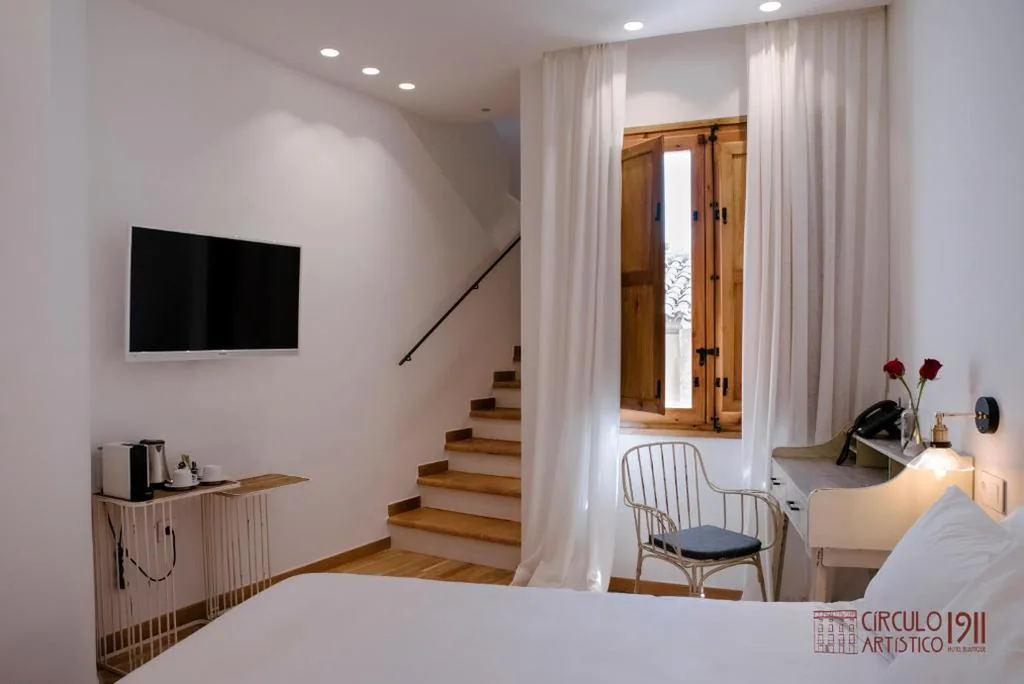 Quarto Duplo Deluxe com vista para o castelo — Círculo Artístico 1911 Hotel Boutique