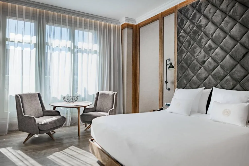 Kamer met extra groot bed en uitzicht op de stad — Círculo Gran Vía, Autograph Collection (Adults Only)