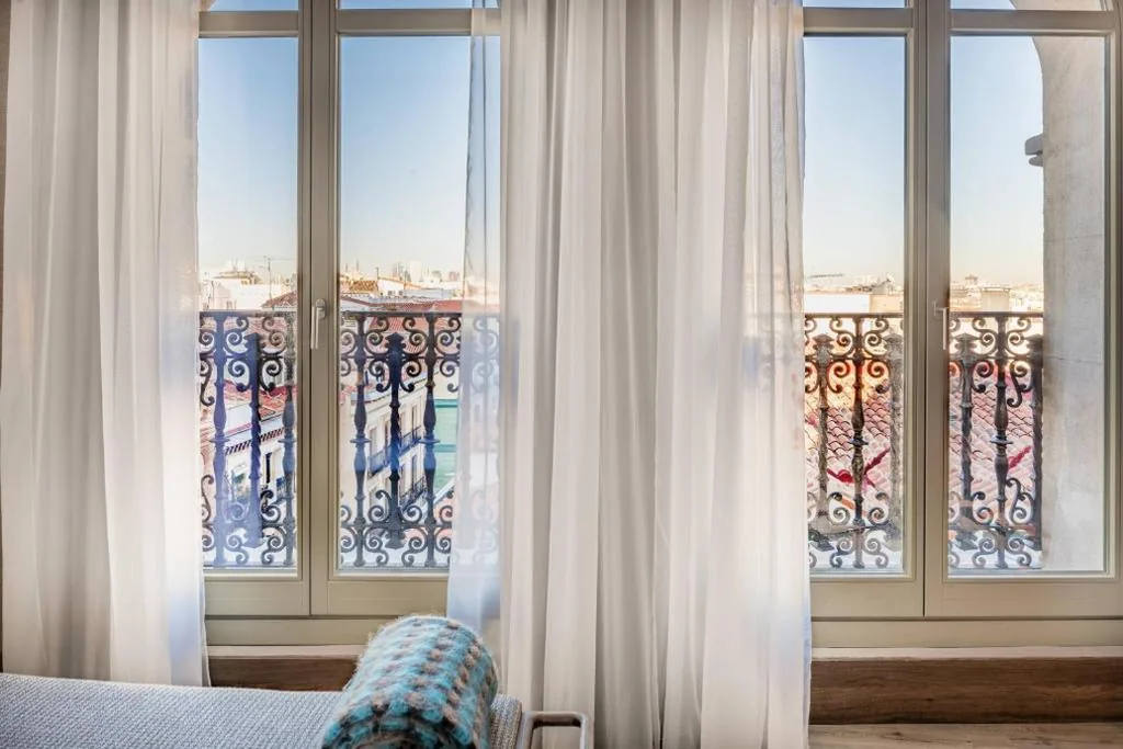 Deluxe kamer met balkon, uitzicht op de stad en extra groot bed — Círculo Gran Vía, Autograph Collection (Adults Only)