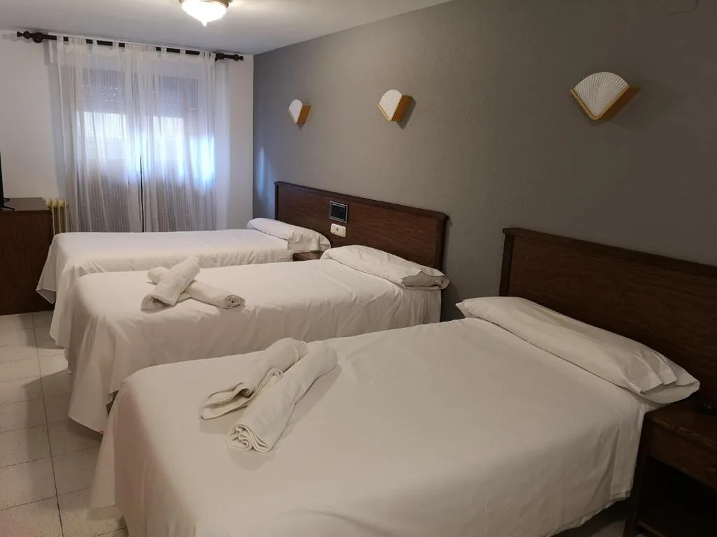 Habitación Triple — Ciudad de Jaca