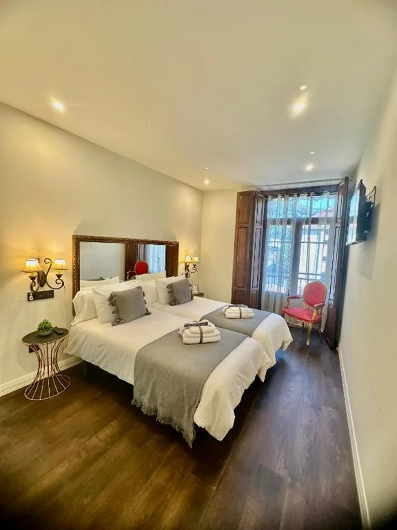 Doppelzimmer mit Balkon und 2 Betten — CLAREN´S BOUTIQUE ROOMS