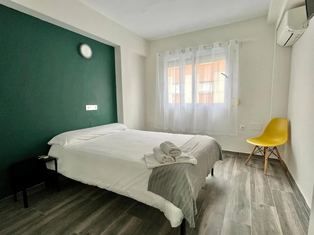 Standardzimmer mit 1 großem Bett — Click & Room