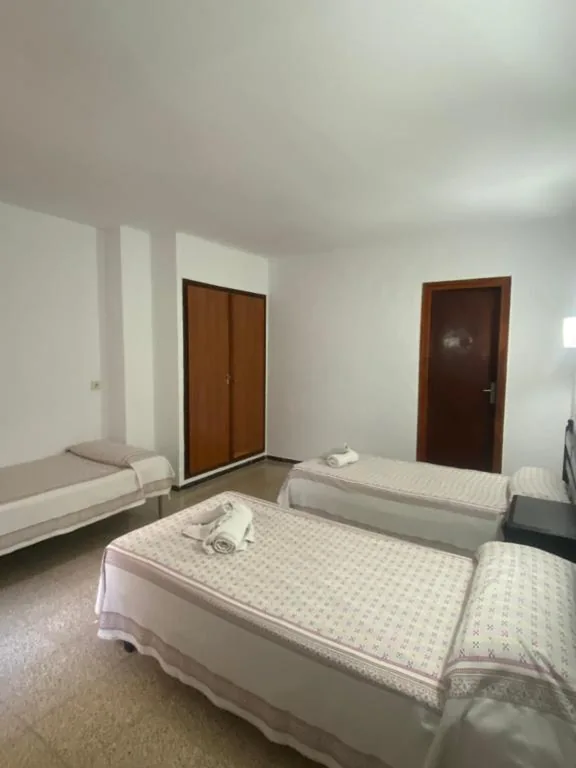 Doppelzimmer mit Zustellbett und 2 Betten — Clipper Affiliated by FERGUS