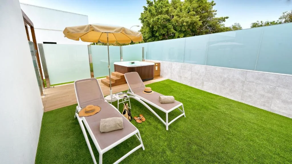 Chambre Deluxe avec jardin privé et jacuzzi — Club Maspalomas Suites & Spa - Adults Only