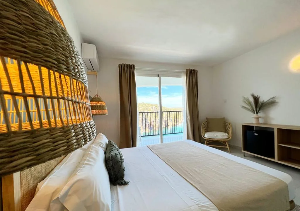 Habitación Doble con balcón y vistas al mar — Club Menorca - Solo Adultos