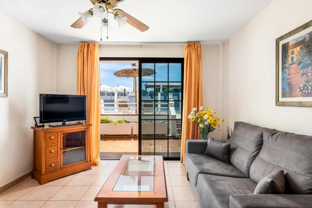 One-Bedroom Sunny Apartment with Pool View — Club Tenerife Apartments